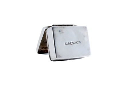  Caixa de comprimidos em prata lisa de forma quadrada e tampa basculante.